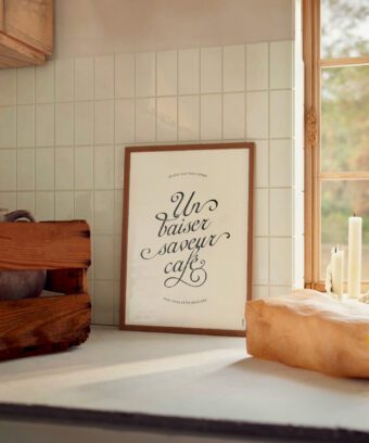 Un baiser saveur café affiche calligraphique Un baiser saveur café affiche calligraphique