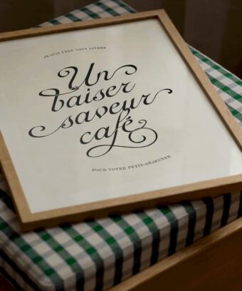 Un baiser saveur café affiche calligraphique Un baiser saveur café affiche calligraphique