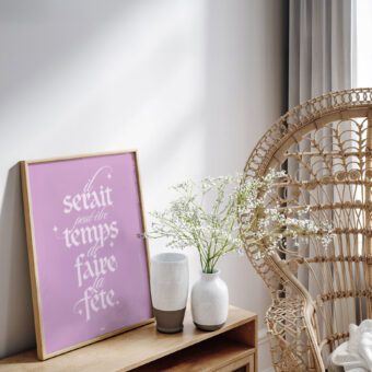 Il serait temps de faire la fête affiche rose Il serait temps de faire la fête affiche rose