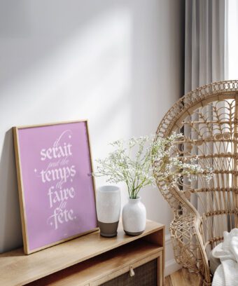 Il serait temps de faire la fête affiche rose Il serait temps de faire la fête affiche rose