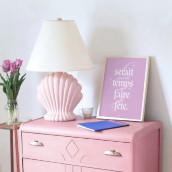 Il serait temps de faire la fête affiche rose Il serait temps de faire la fête affiche rose