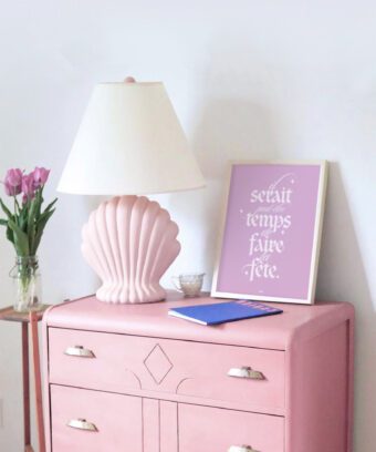 Il serait temps de faire la fête affiche rose Il serait temps de faire la fête affiche rose