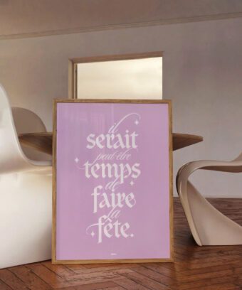 Il serait temps de faire la fête affiche rose Il serait temps de faire la fête affiche rose